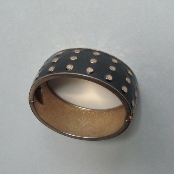 Vintage Black Enamel Gold Dot Metal Hinged Oval Bangle Fashion Jewelry Bracelet - Picture 3 of 9
